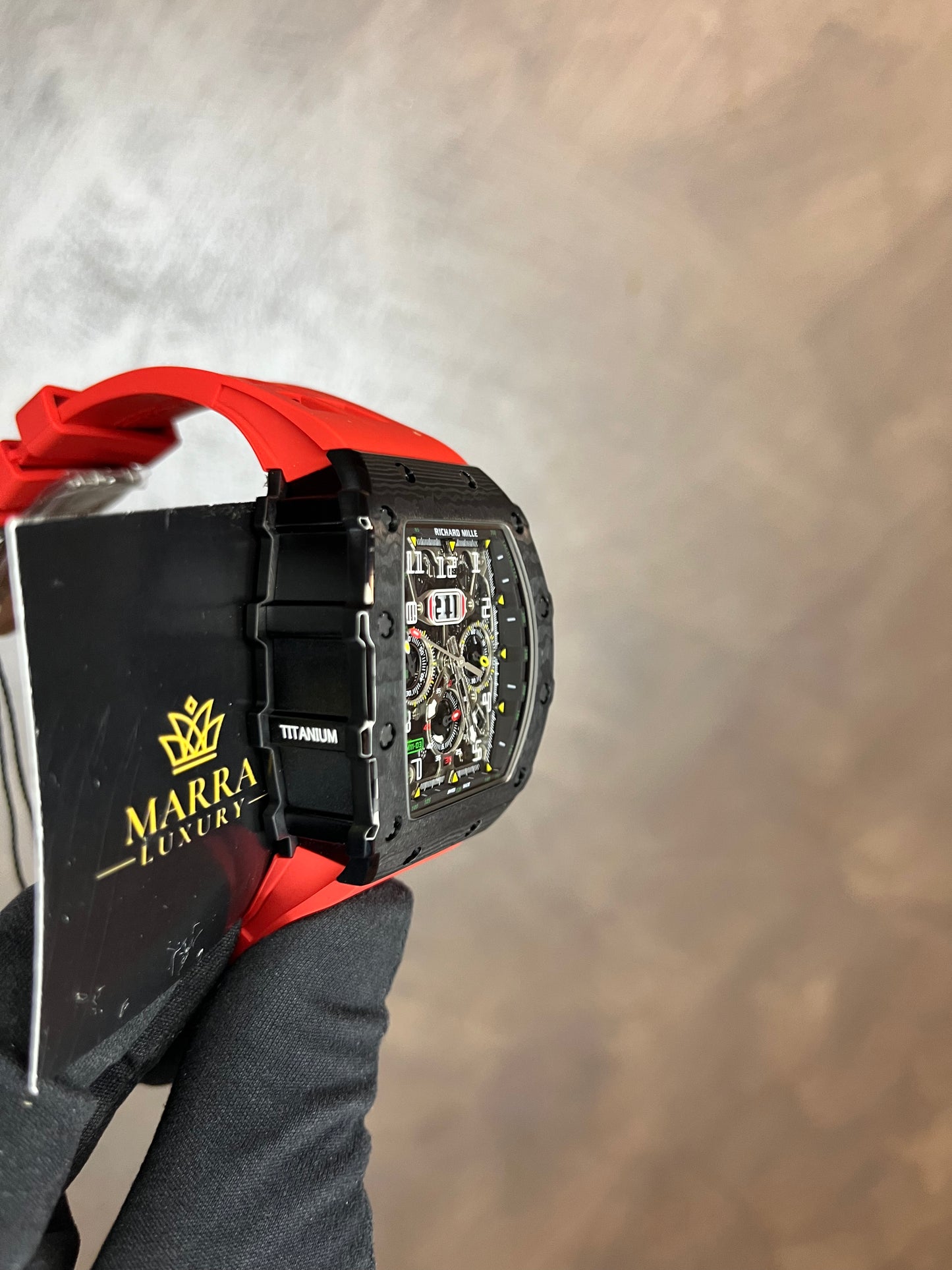 RICHARD MILLE CASSA IN CARBONIO CON CINTURINO IN GOMMA ROSSO