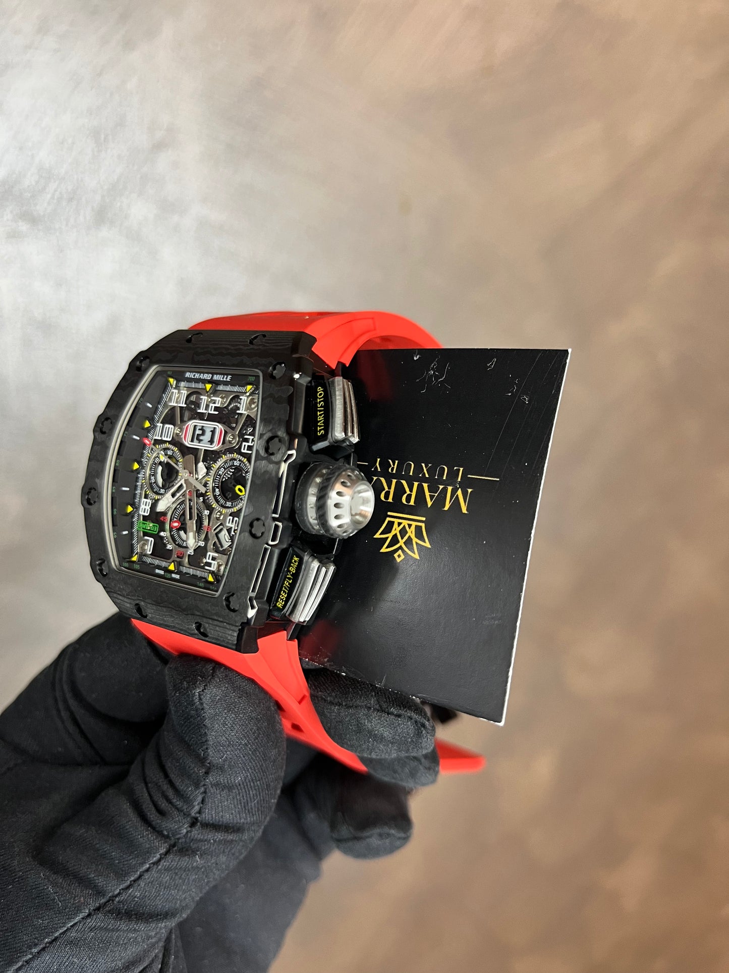 RICHARD MILLE CASSA IN CARBONIO CON CINTURINO IN GOMMA ROSSO